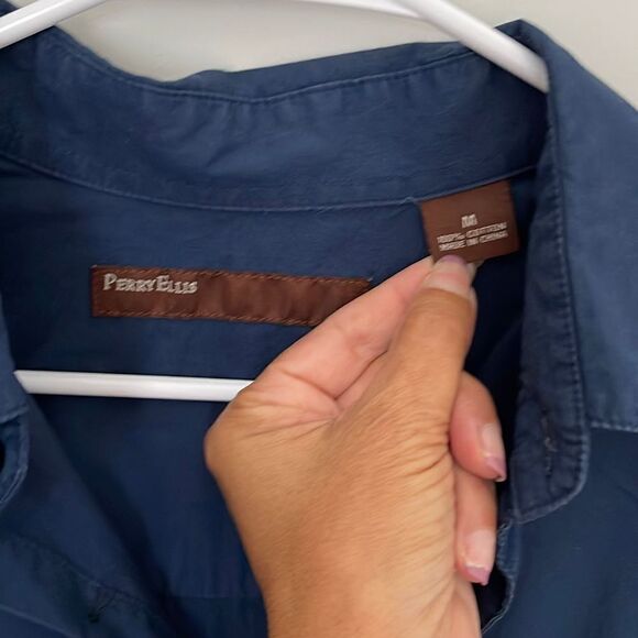 Men’s Perry Ellis Navy Short Sleeve Button Down. Size Medium - Picture 3 of 5